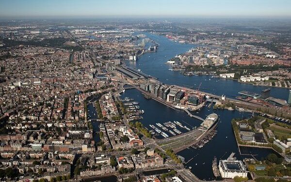 Puerto de Ámsterdam inicia transición para dar energía en tierra a cruceros y cargueros