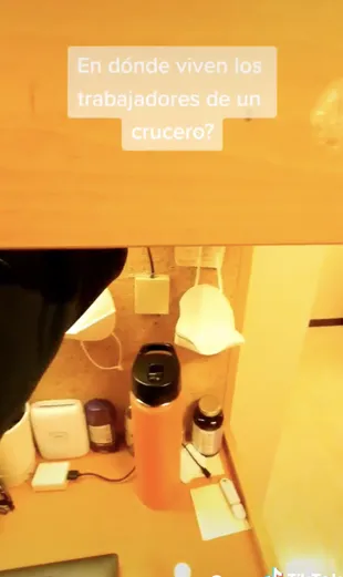 El escritorio en el camarote a bordo de un crucero