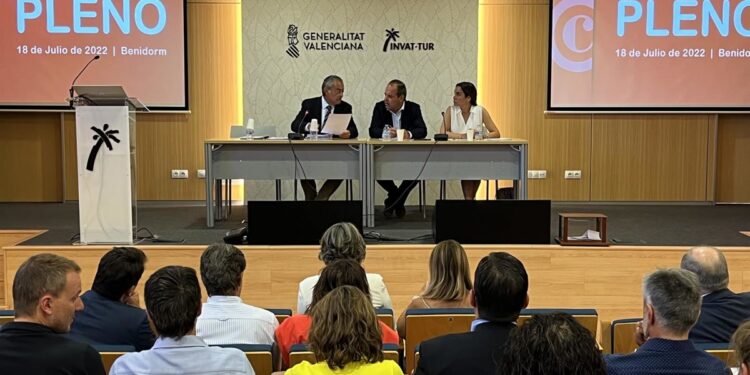 La Cámara de Comercio de Alicante rechaza la tasa turística, "un golpe al sector"