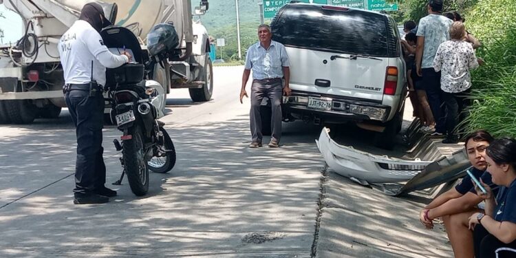 Chocan a turistas en el crucero de El Tizate en Bucerías