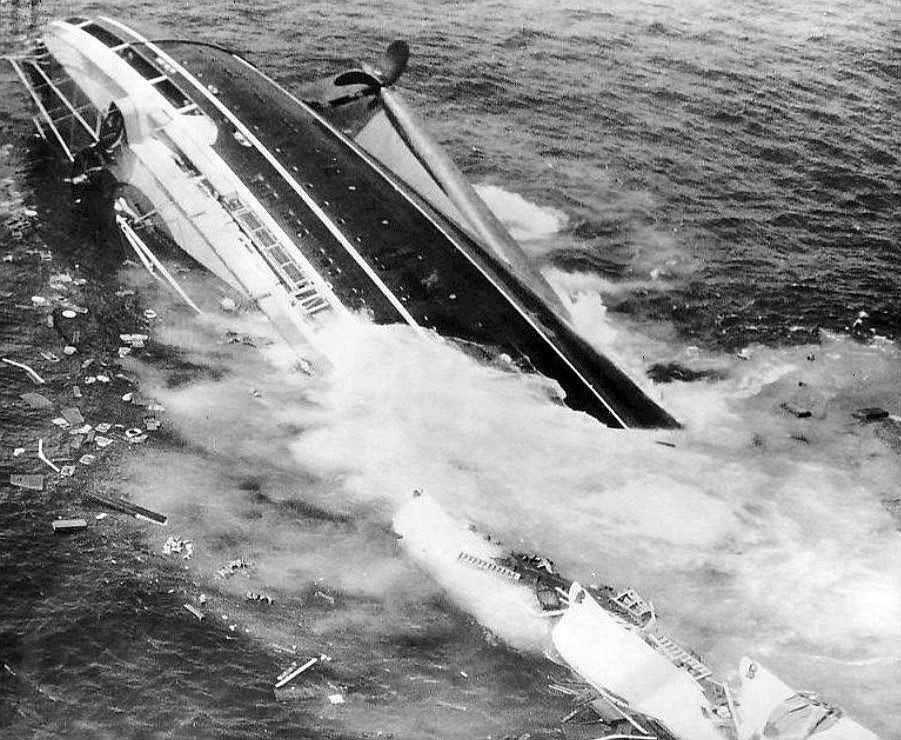 El Andrea Doria a punto de naufragar. Esta foto le hizo ganar el premio Pulitzer de 1957 a Harry Trask
