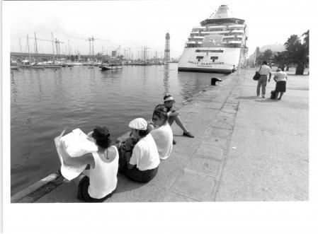 TURISTAS ANTE UN CRUCERO AMARRADO EN EL PUERTO DE BARCELOA DURANTE LOS JUEGOS OLIMPICOS#@#JJ.OO. - BARCELONA - 1992 - ALOJAMIENTO - BARCOS Y HOTELES