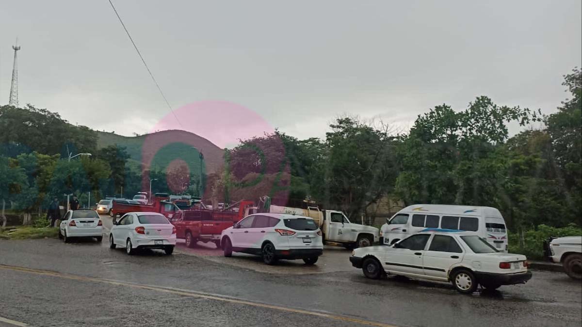 Transportistas bloquean la Altamirano-Iguala ante operativos contra 'La Familia Michoacana' 1