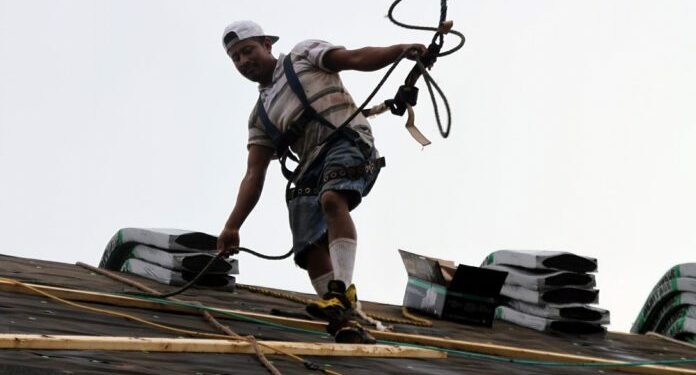 Jóvenes latinos viajan más lejos y a más lugares en busca de trabajo | El Periódico USA