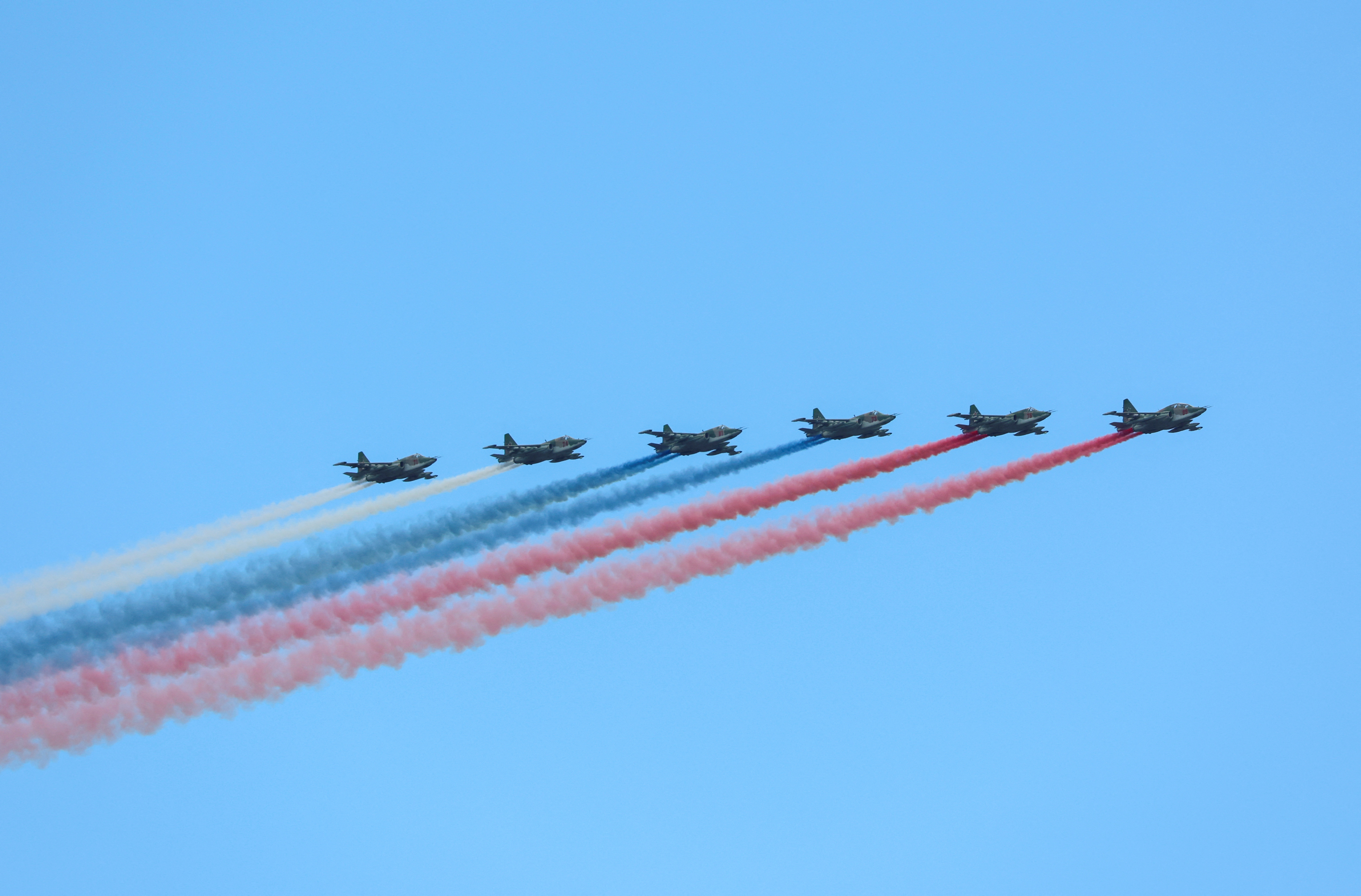 Despliegue de cazas Su-25 por el Día de la Armada (Reuters)