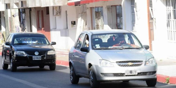 A partir de agosto viajar en remís en La Plata saldrá más caro
