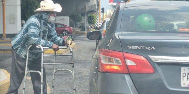 Abuelitos se emplean en los cruceros ante el aumento de precios