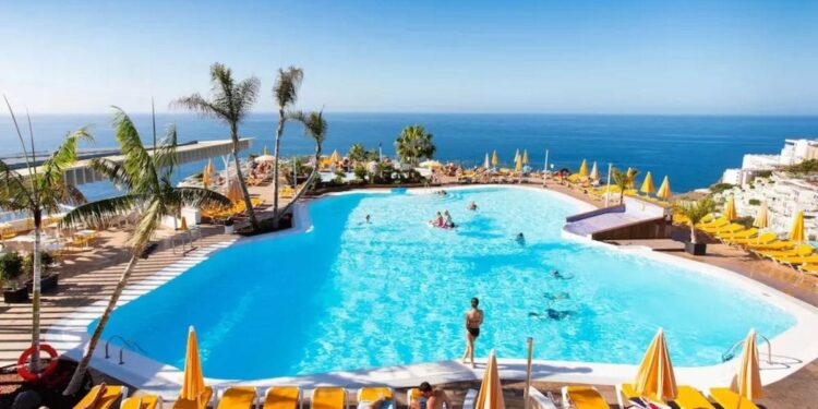 Piscina del Rioso Hotel, el alojamiento que ofrece Viajes El Corte Inglés en Gran Canaria
