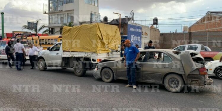 Accidente múltiple deja a dos lesionados