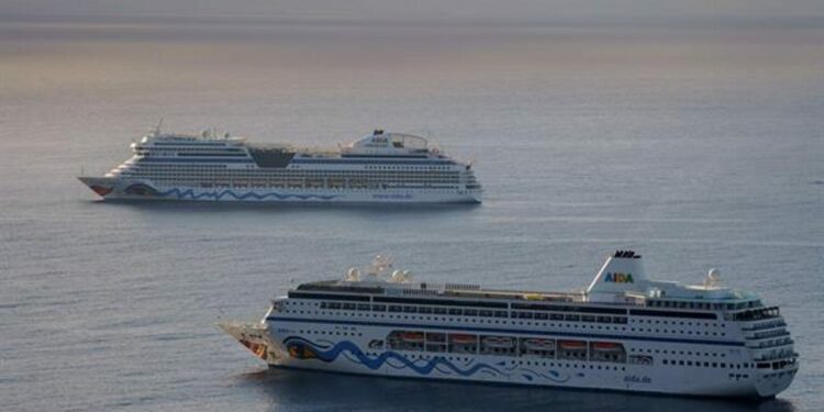 Ada Colau propone limitar a tres por día los cruceros y reducir a 200.000 cruceristas al mes por barco