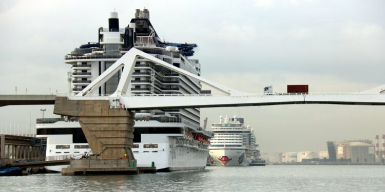 Ada Colau se queda sola en el intento de reducir el número de cruceros en Barcelona