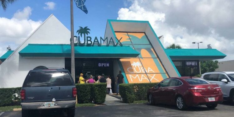 Fachada de Cubamax, agencia de viajes y envíos a Cuba, que efectuarán una rifa de 500 pasajes a la isla este sábado 9 y domingo 10 de julio, en su sede en 4380 W 12th Ave, en la ciudad de Hialeah. 8 Julio, 2022