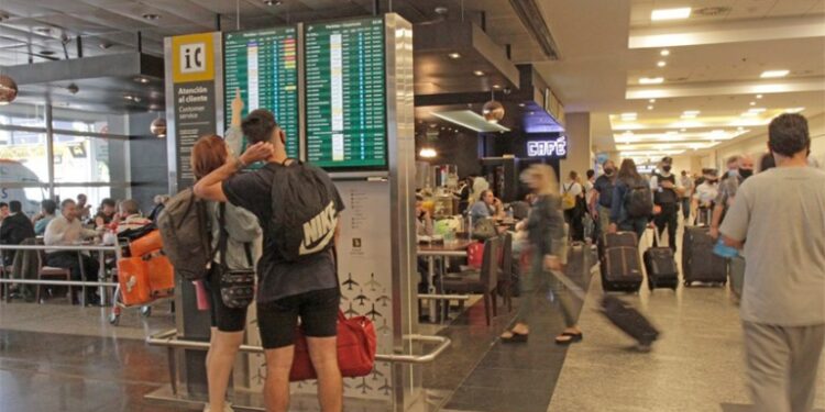 Agencias de turismo en alerta por el aumento del recargo para las compras en el exterior