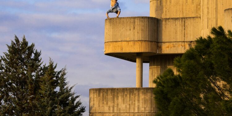 Alfonso Santaella haciendo parkour en un hotel abandonado de los años 80 un paraíso para entrenar