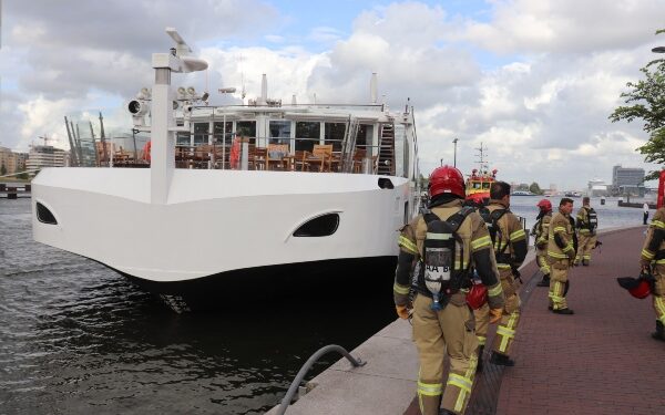 Ámsterdam: controlan incendio de crucero atracado