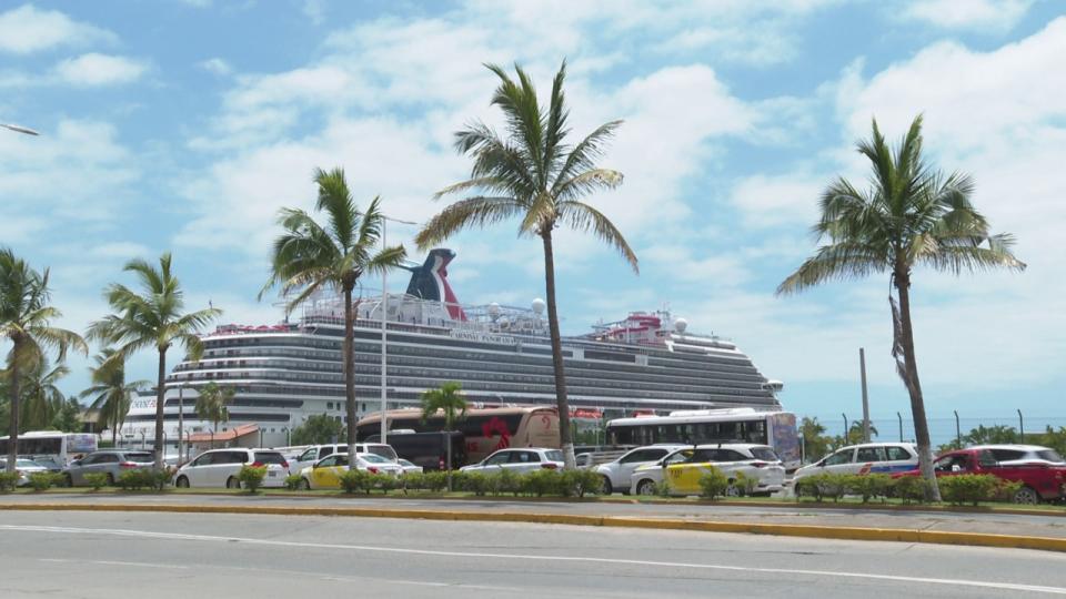 Arribo del Carnival Panorama en Vallarta deja más de 11 mdp Carnival Panorama en la Marina de Puerto Vallarta