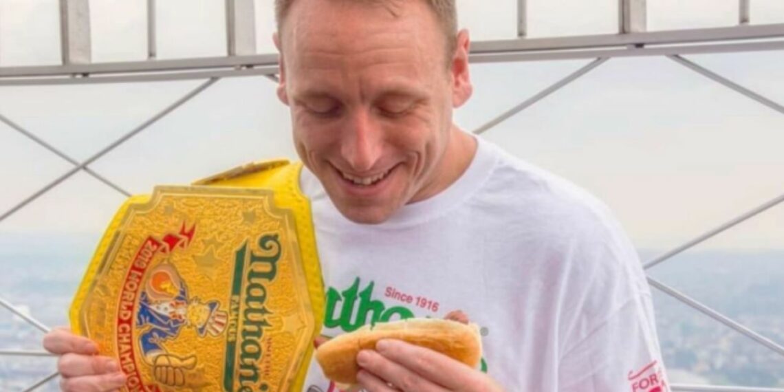 Así fue como Joey Chestnut ganó el concurso de comer hot dogs este 4 de julio en EUA