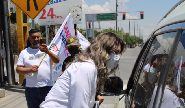 Atienden diputadas del PAN a ciudadanía en cruceros viales