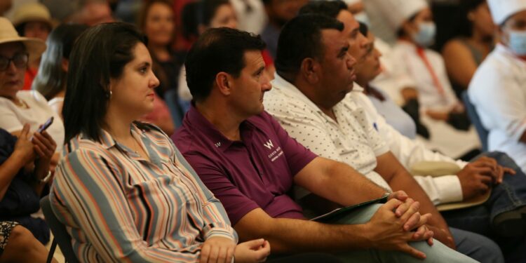 Autoridades observan éxito de primeros resultados en formación dual de hotelería