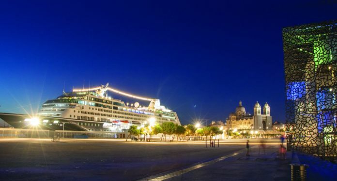 Azamara suprime el requisito del test covid-19 en el embarque de sus cruceros