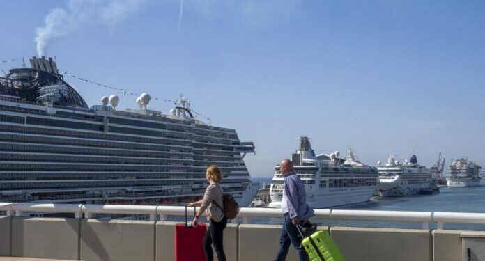 Barcelona presenta un informe para limitar el turista de cruceros que solo gasta 50 euros al día