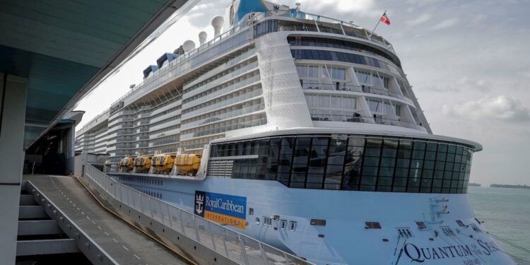Barcelona reclama "medidas urgentes" para limitar el número de cruceristas a la ciudad
