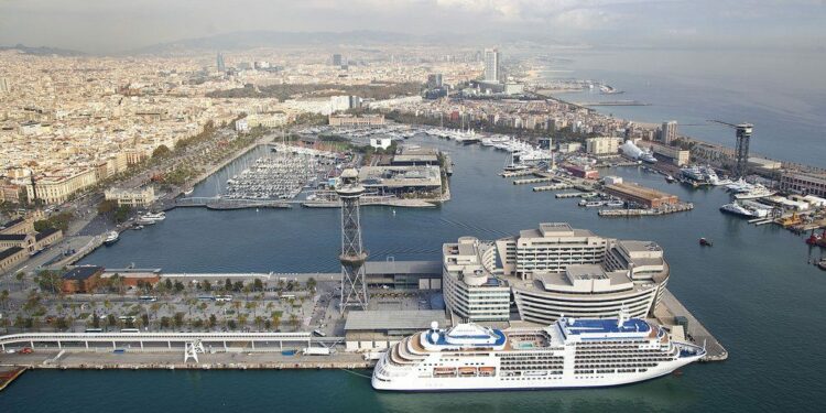 Barcelona verá reducida en un 50% la llegada de cruceristas en nueva temporada