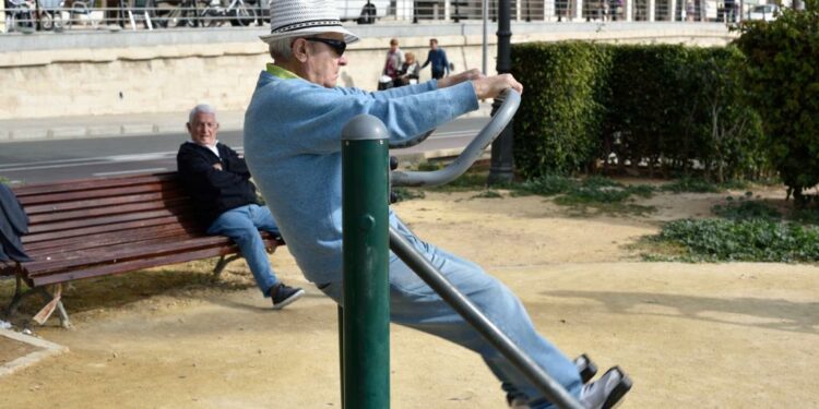 Un jubilado realiza ejercicio en la playa de Benidorm.