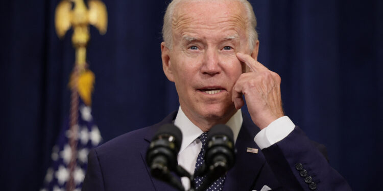 El presidente de Estados Unidos, Joe Biden, asiste a una conferencia de prensa en el Waldorf Astoria en Jeddah, Arabia Saudí, el 15 de julio de 2022. REUTERS