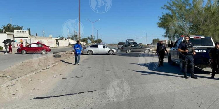 Bloquean crucero; exigen servicio de agua