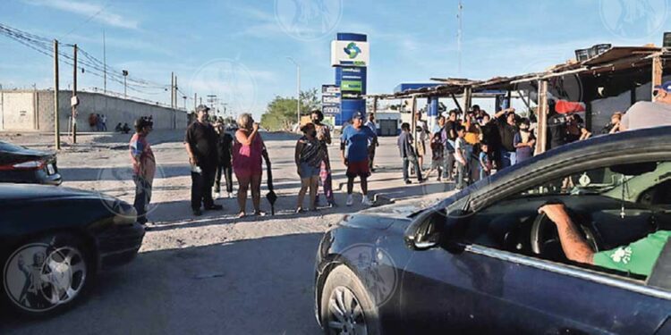 Bloquean crucero por falta de agua