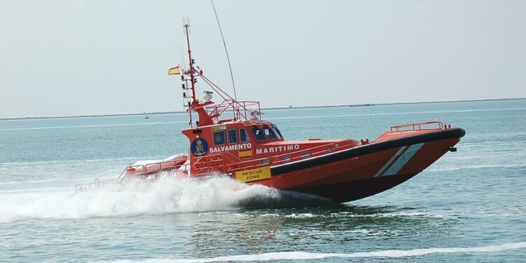 Buscan a una mujer que se cay de un crucero a 75 millas de Mallorca