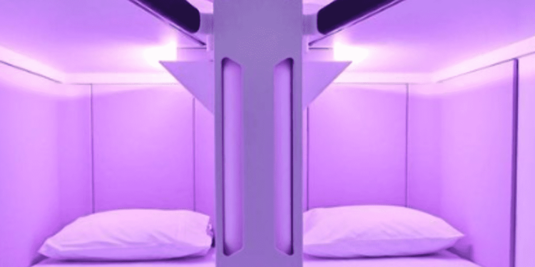 Camas en un avión clase turista en 2024