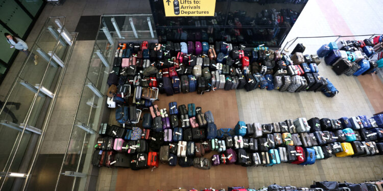 Cientos de valijas y bolsos varados en el aeropuerto de Londres. (REUTERS/Henry Nicholls/File Photo)