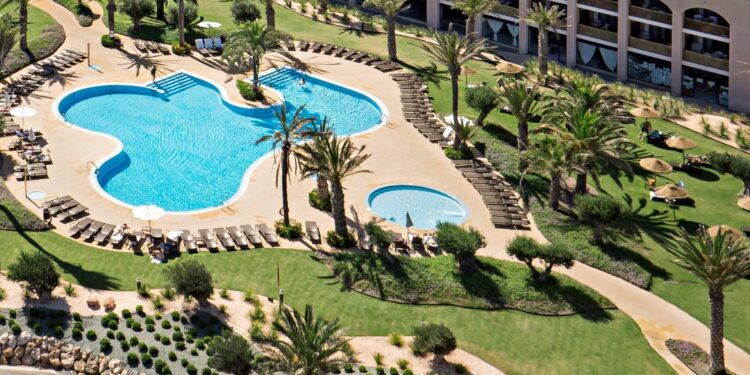 Piscina del hotel AR Golf Almerimar.