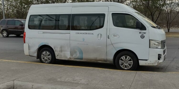 Ciudadanos exhiben a vehículo municipal estacionado en franja amarilla en Mazatlán, Sinaloa