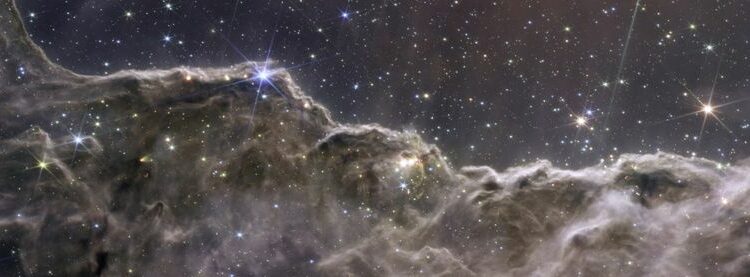 Imagen compuesta de los Acantilados Cósmicos en la Nebulosa Carina, creada con datos de los instrumentos NIRCam y MIRI del Telescopio Espacial James Webb (NASA NASA, ESA, CSA, STScI, Webb ERO Production Team/Handout via REUTERS)