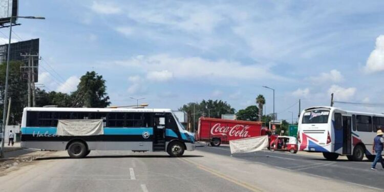 Con machetes y palos y amenazando a la gente, bloquean crucero del aeropuerto