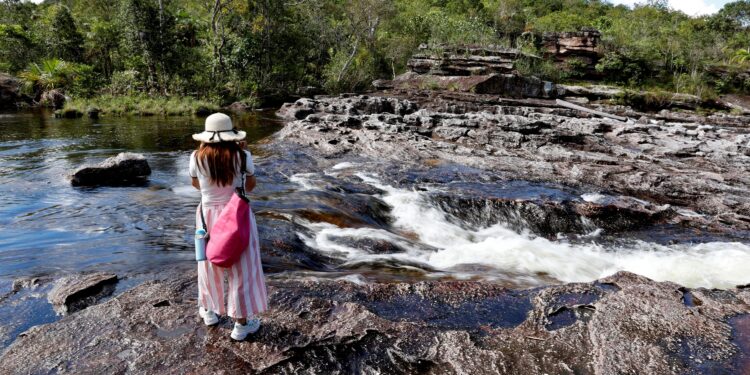 Fotografía del 17 de julio de 2021 que muestra turistas visitando el río Caño Cristales, también llamado el "río de los siete colores", en zona rural de La Macarena, departamento del Meta (Colombia). Foto: EFE Mauricio Dueñas Castañeda/Archivo

