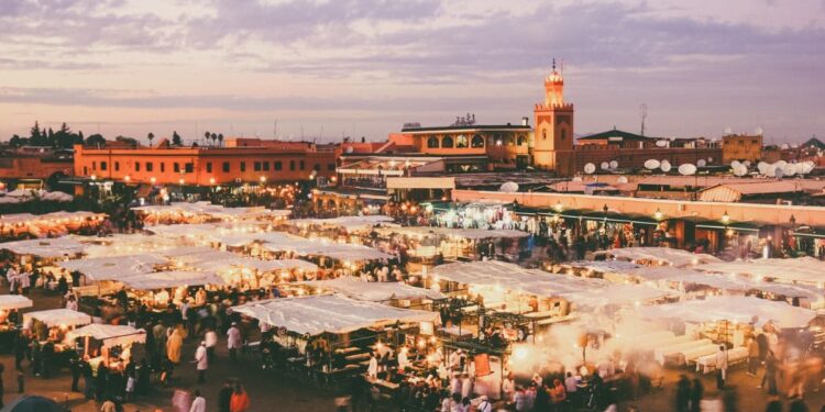 Plaza central de Marrakech, con muchos puntos de venta ambulantes