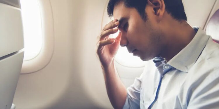 Hombre viajando en avión