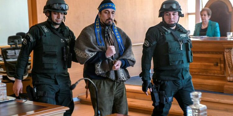 Facundo Jones Huala ante la Justicia de Chile, en la localidad de Valdivia (Foto: AFP)