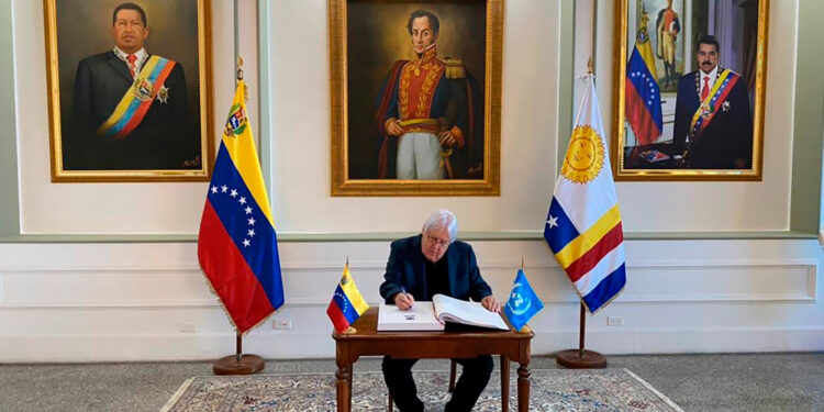 Martin Griffiths, jefe de los servicios humanitarios de la Organización de Naciones Unidas, llegó este domingo a Venezuela (Twitter/@UNReliefChief)