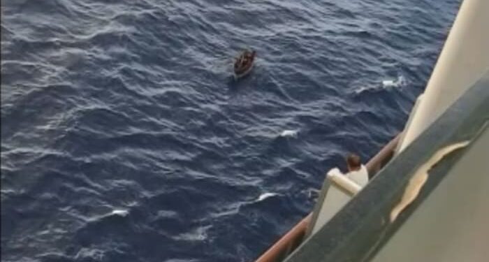 Crucero ayuda a 12 migrantes varados cerca de los Cayos