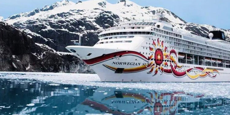 Crucero choca contra un iceberg en Alaska