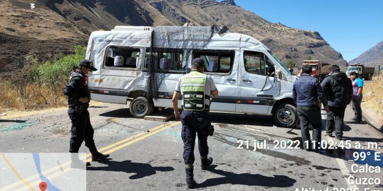 Un total de 19 turistas extranjeros, 18 estadounidenses y 1 francés, resultan heridos tras sufrir accidente de tránsito en la vía Cusco-Valle Sagrado.