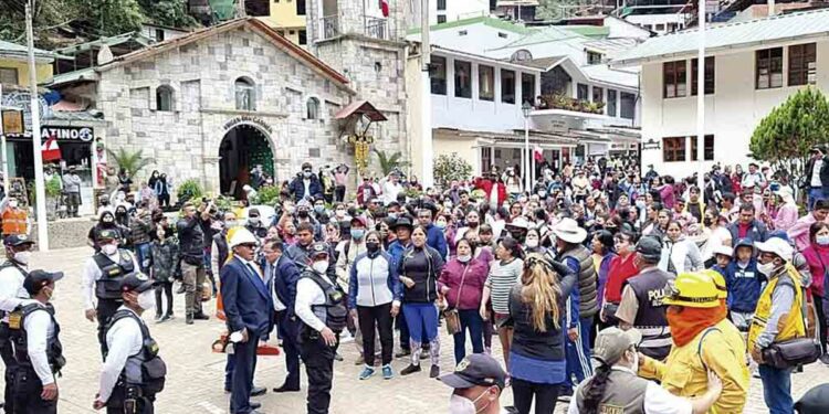 Cusco: aumentan protesta de turistas por entradas a Machu picchu lrsd | Sociedad