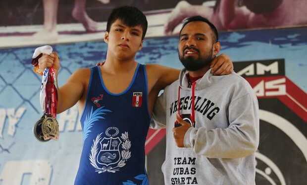 Darío Cubas, junto a su papá el reconocido luchador nacional David Cubas. / Foto: Hugo Curotto