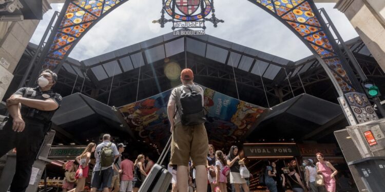 En muchos casos, el cliente del mercado de La Boquería ha cambiado el carrito de la compra por la maleta