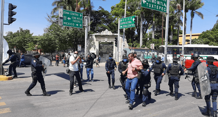 Desalojan a manifestantes en crucero de Fonapas, detienen a su líder